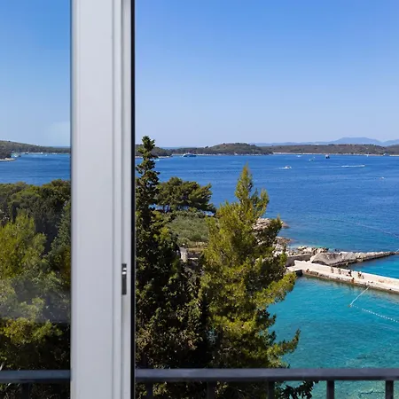 Blue Bay * Hvar Town